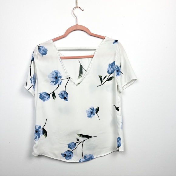 Dynamite Short Sleeve White & Blue Floral Top - Picture 7 of 8